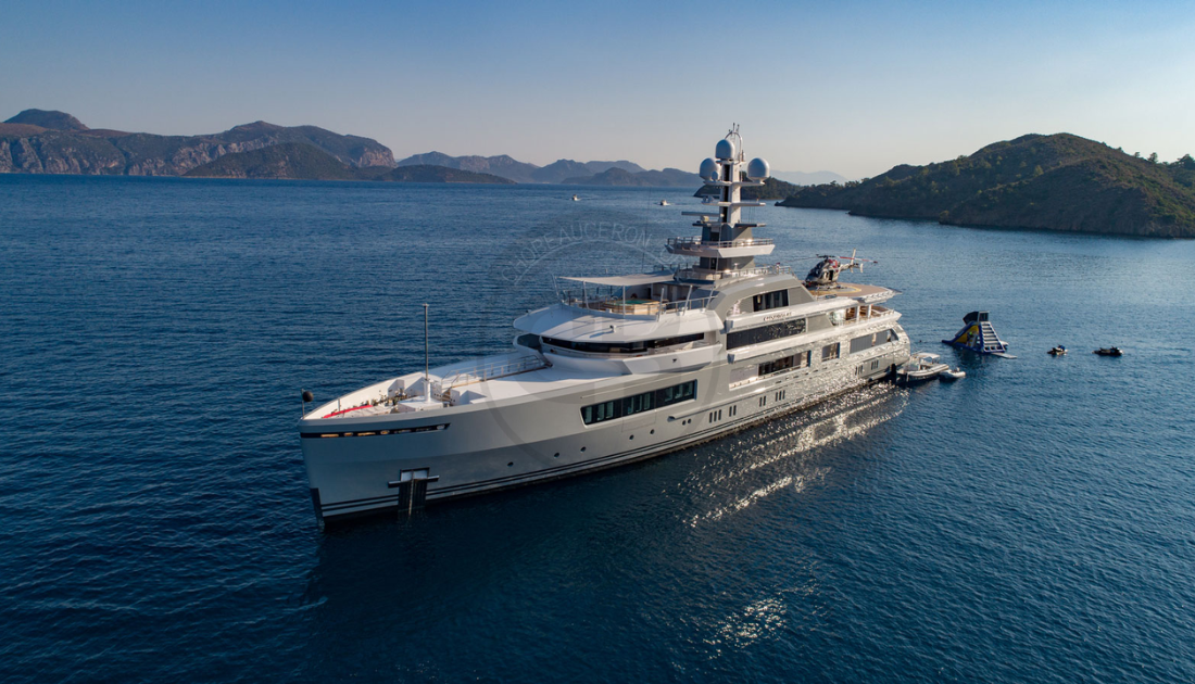 Mega Yacht Cloudbreak